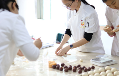 甜品培訓(xùn)-在專(zhuān)業(yè)學(xué)校和門(mén)店學(xué)甜品技術(shù)的區(qū)別到底在哪 